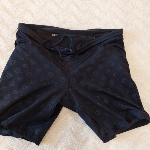Pearl Izumi sports shorts with built-in leggings, size M, black
