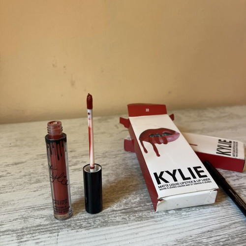 Kylie Cosmetics Lipstick and Lip Liner Set Color 22 New with Chocolate Scent