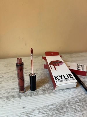 Kylie Cosmetics Lipstick and Lip Liner Set Color 22 New with Chocolate Scent