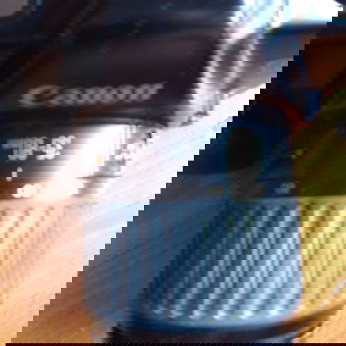 Canon EOS 1000 μεταχειρισμένη με φλας και τσάντα μεταφοράς