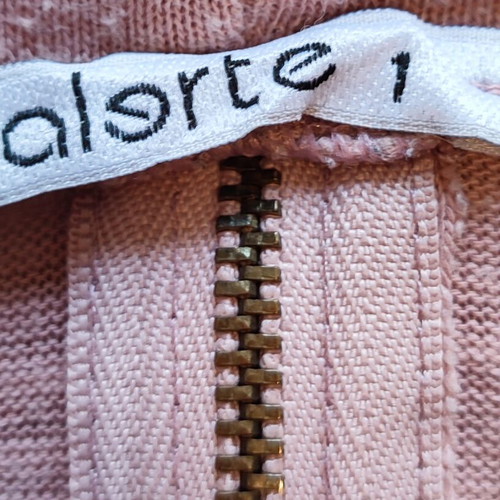 Alerte dusty pink t-shirt like new with zippers