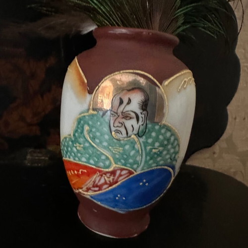 Wall display with Chinese vase and peacock feathers like new