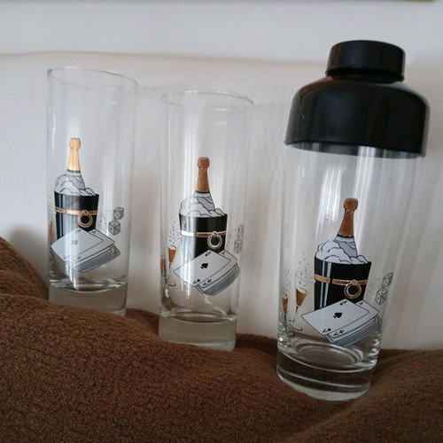 Cocktail set with 2 glasses and shaker new
