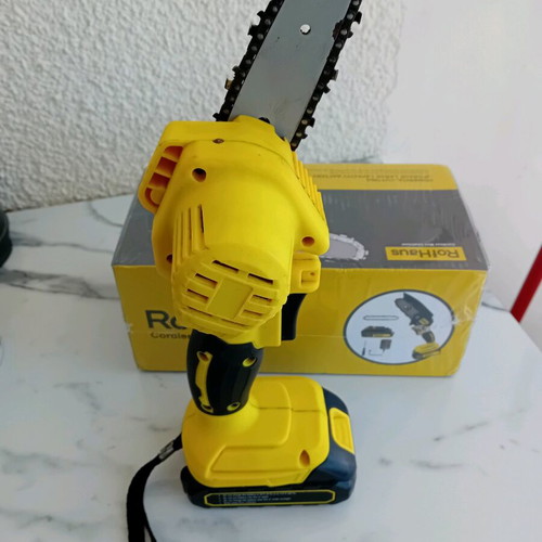 Battery chainsaw like new, barely used