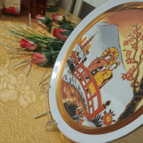 Japanese plate with gold and silver new, with stand, 35 years old