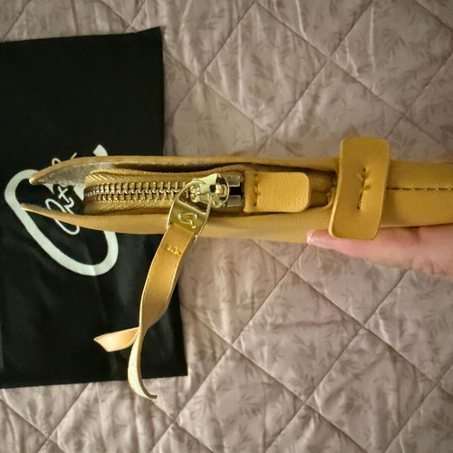 Axel yellow envelope bag like new with zipper and inner pockets