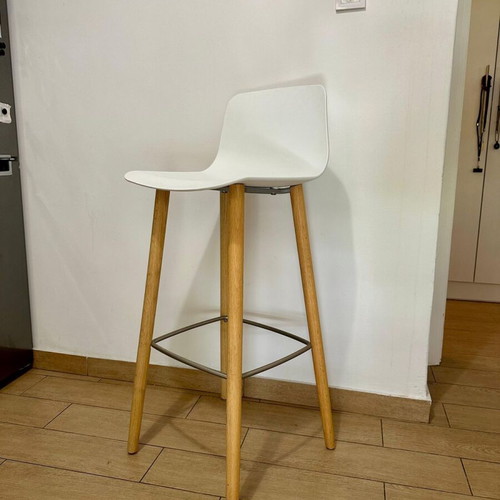 Bar stool like new with white polypropylene and oak legs