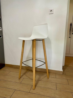 Bar stool like new with white polypropylene and oak legs