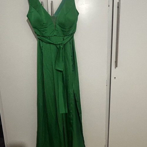Long formal emerald dress medium like new with slit and belt