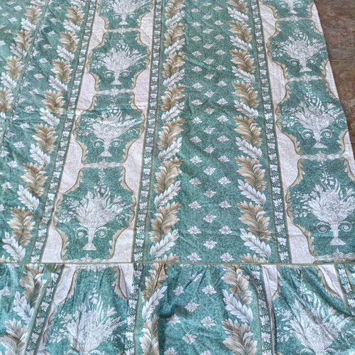 Vintage bed or sofa throw like new, green and beige classic design