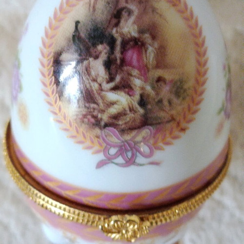 Limoges France egg jewelry box like new with female figures
