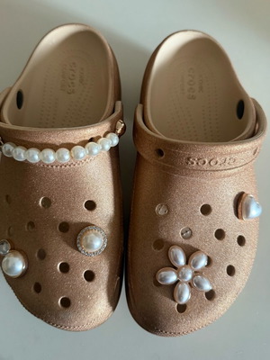 Crocs παντόφλες σαν καινούργιες με αυθεντικά pins
