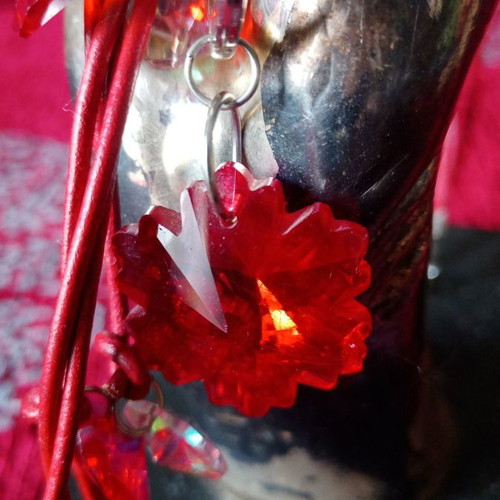 Alternative necklace used with red and transparent iridescent crystals and leather strap