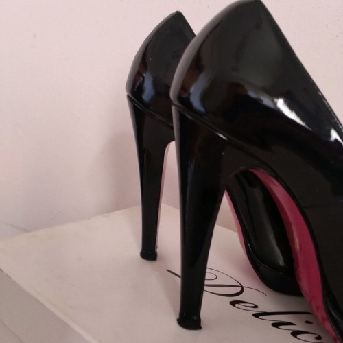 Patent leather pumps used size 37, leather with red sole