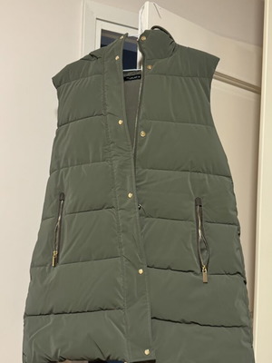 Zara sleeveless jacket medium, olive green