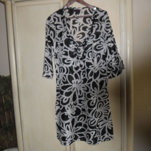 Black/White Caftan new with black decorative stones