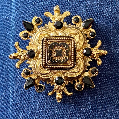 Sphinx brooch collectible gold plated like new with black rhinestones