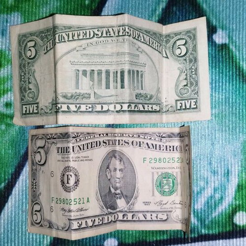 Collectible 5 dollar bill like new, 1993