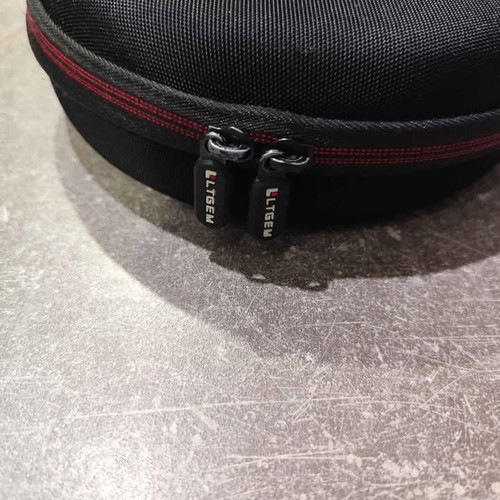 Headset carrying case like new, hard plastic protection