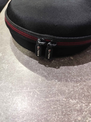 Headset carrying case like new, hard plastic protection