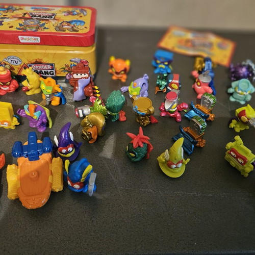 Super Zings collector tin with 30 figures and 2 cars like new