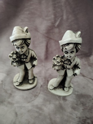 Decorative resin figurines like new, set of two, 10cm, Italy