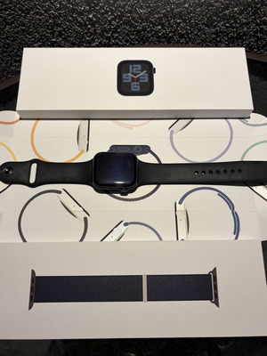 Apple Watch SE 2ης γενιάς 44mm σαν καινούργιο, μαύρο με αυθεντικό φορτιστή και λουράκι
