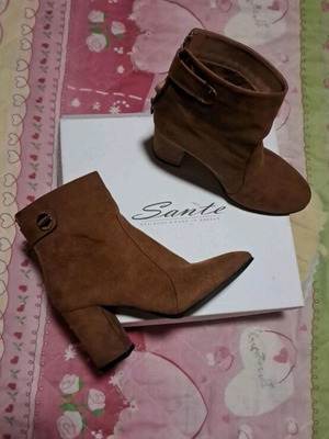 Sante brown ankle boots size 38 like new with zipper and scratch design