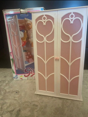 Sindy Wardrobe like new in original box