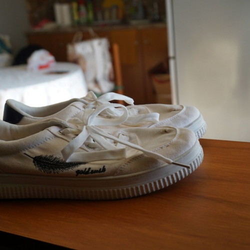 Men's athletic shoes used, size 40, white with tear