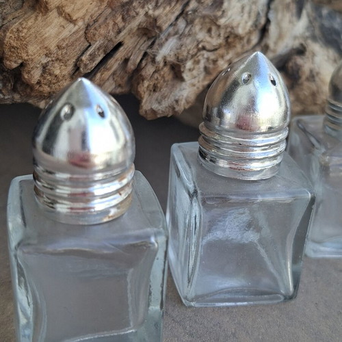 Salt and cinnamon shakers like new, set of 4, square with inox head