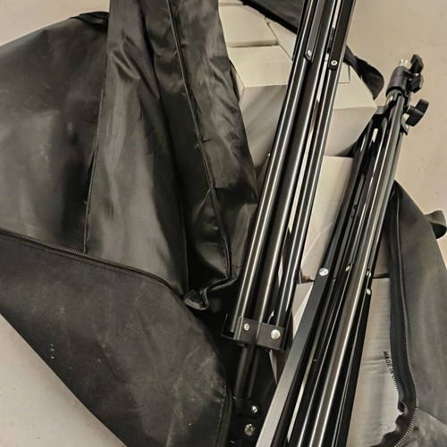 Photography studio kit like new with two tripods and 4 lamps each