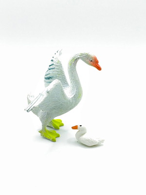 Goose and Gosling Figures Set like new, farm animals