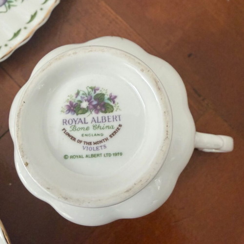 Royal Albert February trios collectible like new, 21 cm plate