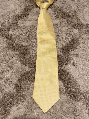 Yellow tie like new