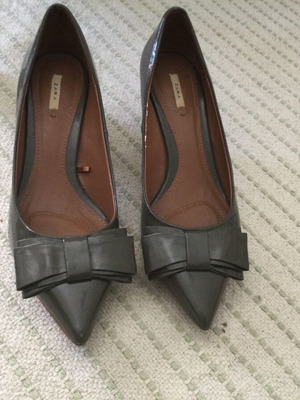 Zara low heel patent leather pumps in oil color like new