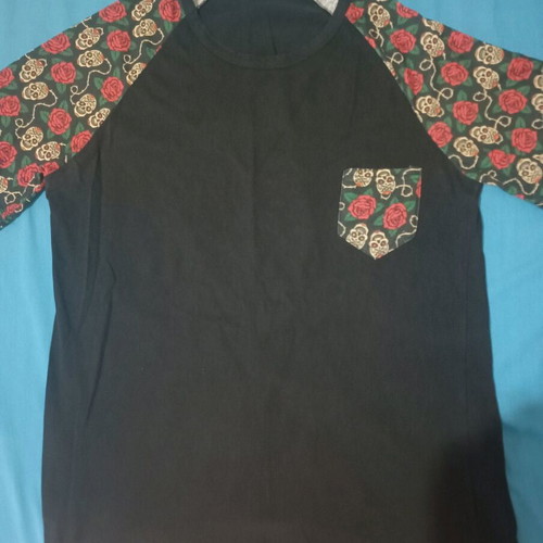 Fashion Beads Large T-shirt with Triangular Pattern like new, black and red