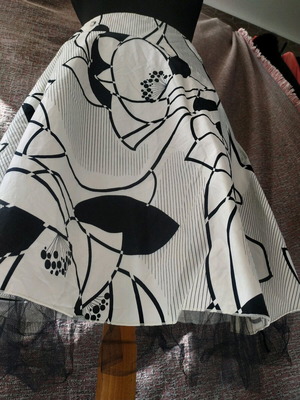 Toi & Moi Y2K skirt size L like new, black and white