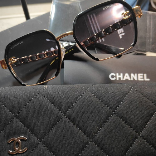 Chanel A95105 X09962 sunglasses new, black and gold