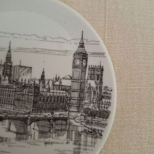 Set of 2 London Landmark Plates like new, 10cm diameter