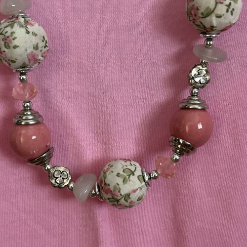 Set of 2 summer necklaces like new, white and pink