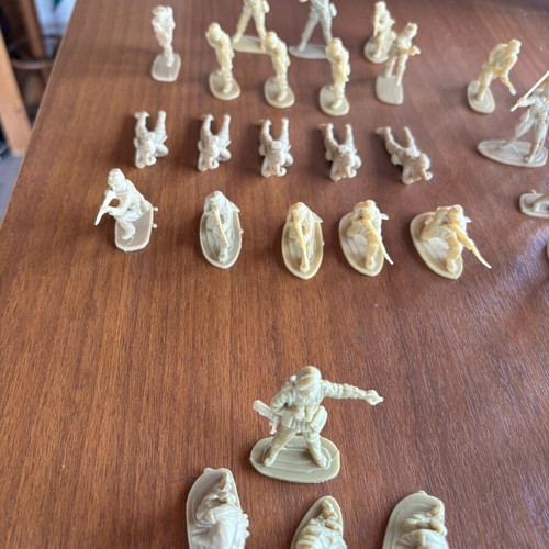 Vintage toy soldiers used, large set of 57 pieces, ecru plastic