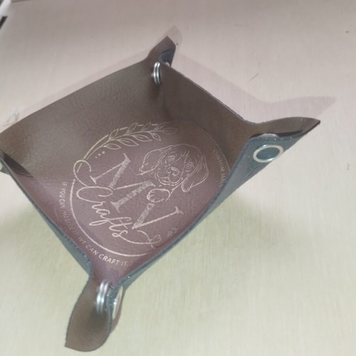 Foldable dice tray made of leatherette