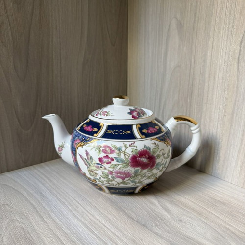 Porcelain teapot with strainer