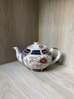Porcelain teapot with strainer