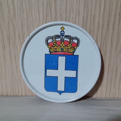 Ceramic coaster with royal emblem like new, diameter 8.5 cm