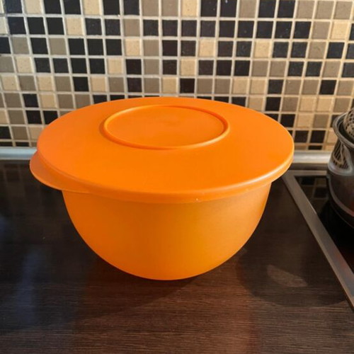 Tupperware 2.5 L like new
