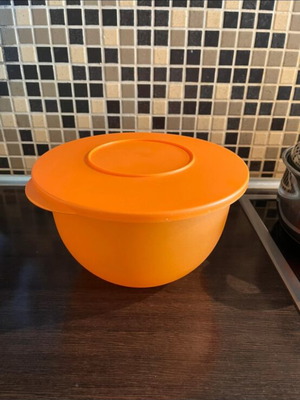 Tupperware 2.5 L like new