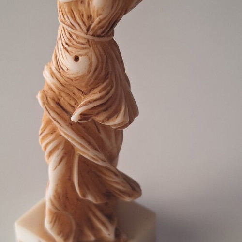 Nike of Samothrace alabaster souvenir statue like new, 12cm