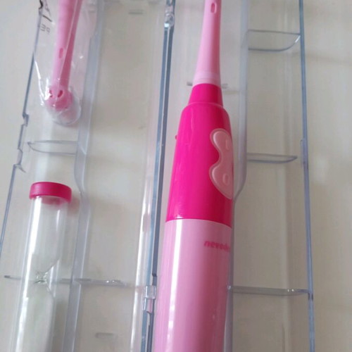 Electric toothbrushes set of 2 in good condition with 3 replacement heads